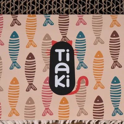 Tiaki. Značka s motivem kočky a barevnými rybími vzory v pozadí.