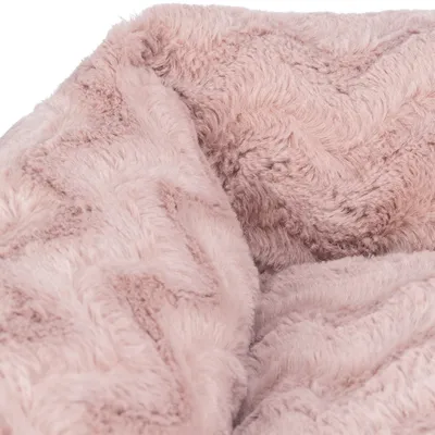 Nahaufnahme eines rosa Plüschmaterials mit weicher Textur und Zickzack-Muster, geeignet für Heimtierprodukte wie Betten oder Decken.