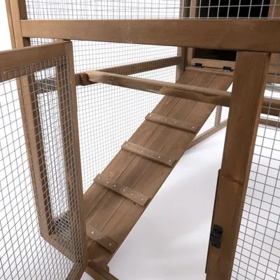 Drevená rampa s kovovou mriežkou a dvierkami, súčasť ohrady. Viditeľné skrutky a stabilná konštrukcia.
