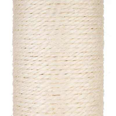 Gros plan sur un poteau recouvert de corde en sisal beige, matériau tressé visible.