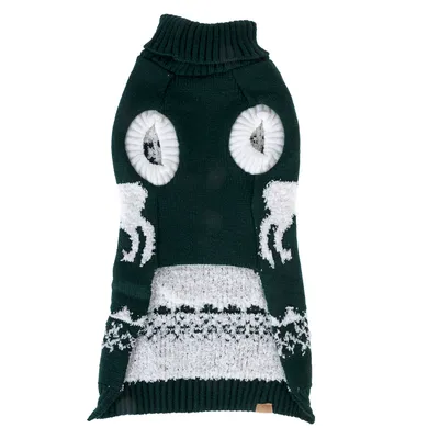 Grüner gestrickter Hundepullover mit weissem Rentier- und Schneeflockenmuster, zwei Öffnungen für die Vorderbeine und einem Rollkragen.