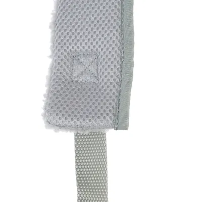 Gros plan sur une sangle en tissu gris avec rembourrage en maille et couture visible, bordée d’un ruban textile. Aucun logo ou texte apparent.