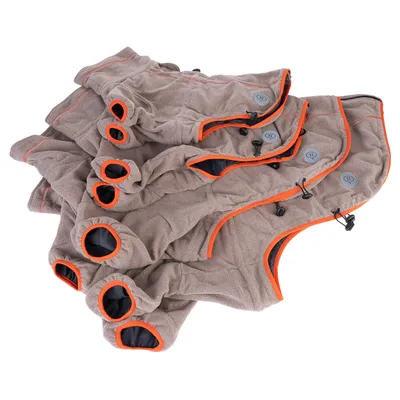 Plusieurs manteaux pour chien en tissu beige avec bordure orange, cordons de serrage et œillets visibles, tailles différentes empilées.