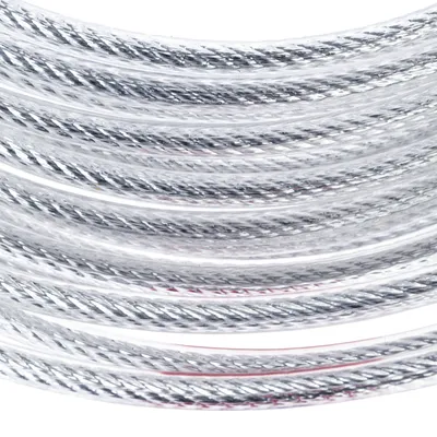 Gros plan sur plusieurs tuyaux transparents renforcés avec une spirale métallique visible à l’intérieur. Matériau : plastique et métal.
