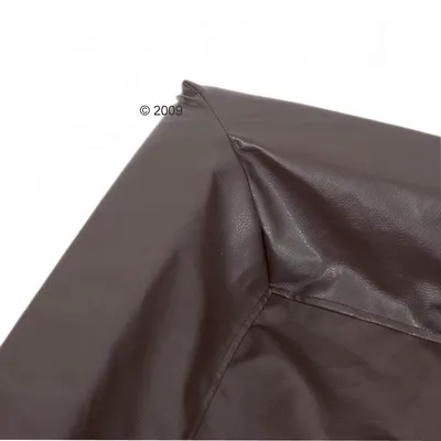 Detail van een bruine hoes met zichtbare naden, materiaal lijkt kunstleer of glad plastic. Geen merknaam of extra tekst zichtbaar.