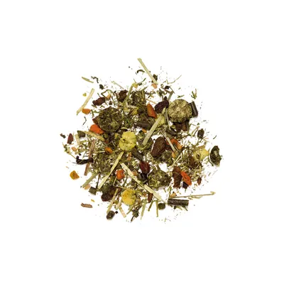 Mélange d’aliments secs pour petits animaux, composé de granulés, morceaux de légumes séchés et fibres végétales visibles.