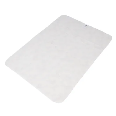 Tapete retangular branco com superfície macia e etiqueta no canto superior direito.
