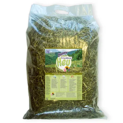 Sac de foin Bunny FrischGras Heu, 2 kg, étiquette avec image de prairie et texte descriptif visible sur l’emballage.