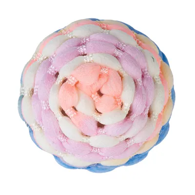 Pelota trenzada de tela multicolor en rosa, blanco, azul y amarillo. Diseño redondo para jugar.