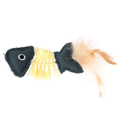 Jouet en forme de poisson pour chat, corps en tissu noir et jaune, queue en plumes beiges, œil cousu visible.