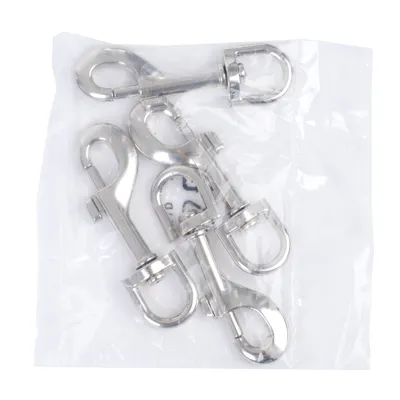 Fünf silberne Karabinerhaken aus Metall, verpackt in einer transparenten Plastiktüte.