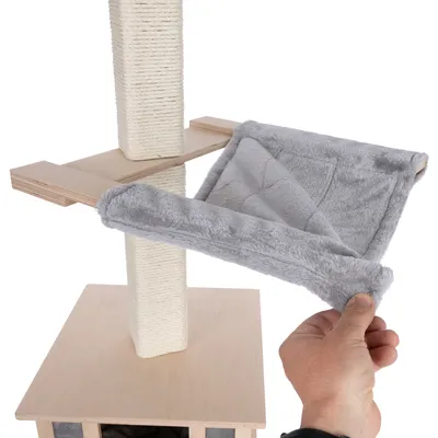 Rascador con poste de sisal, plataforma de madera y hamaca colgante de peluche gris extraíble. Mano muestra la hamaca como accesorio intercambiable.