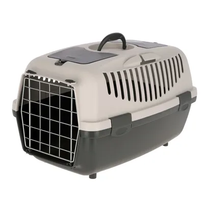 Transportbox van kunststof met ventilatiesleuven, metalen traliedeur en draaggreep. Geschikt voor veilig vervoer van huisdieren.