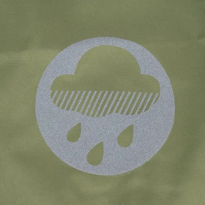 Symbole visible d’un nuage avec pluie, imprimé sur tissu vert. Aucun texte ou marque n’apparaît.