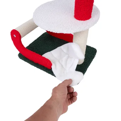 Arbre à chat avec poteaux en sisal, plateformes recouvertes de tissu blanc, rouge et vert, main tenant un hamac amovible en tissu blanc fixé à la base.