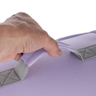 Mão a segurar numa alça de tecido cinzento costurada numa superfície lilás, mostrando detalhe da pega.