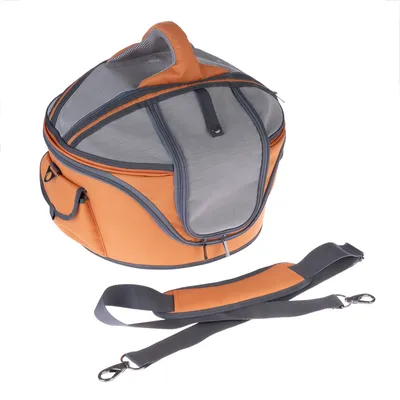 Sac de transport orange et gris avec parties en maille, poignée sur le dessus, bandoulière amovible et poche latérale visible. Fermetures éclair apparentes.