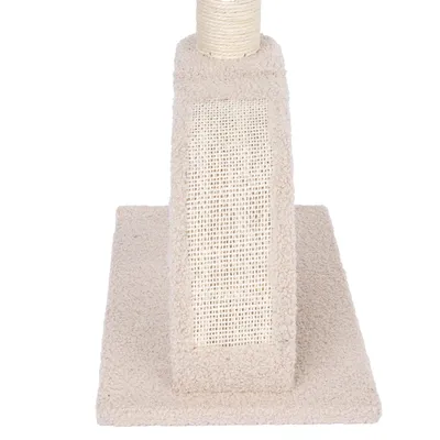 Arbre à chat beige avec base carrée recouverte de tissu, plan incliné en sisal pour griffer et poteau vertical entouré de corde. Aucun logo ou texte visible.