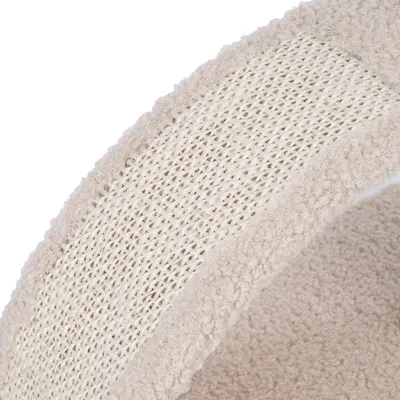 Gros plan sur une surface en sisal tressé entourée de tissu beige bouclé, montrant les matériaux d’un accessoire pour animaux.