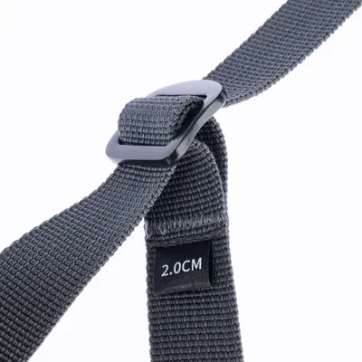 Gråt nylonbånd med sort metalspænde og etikettryk '2.0CM'.