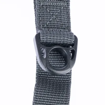 Nærbillede af sort nylonbånd med forstærket syning og robust plastikkrog til fastgørelse.