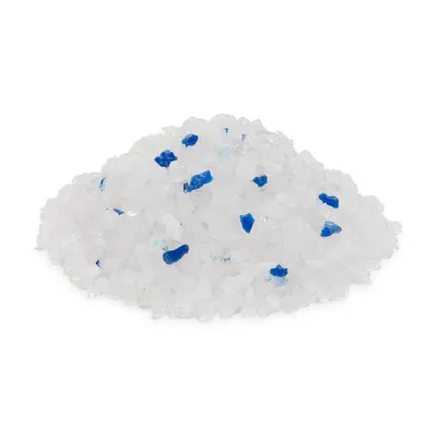 Witte kattengritkorrels met blauwe stukjes, los gestort op een witte achtergrond. Materiaal: korrelvormig, deels transparant en blauw.