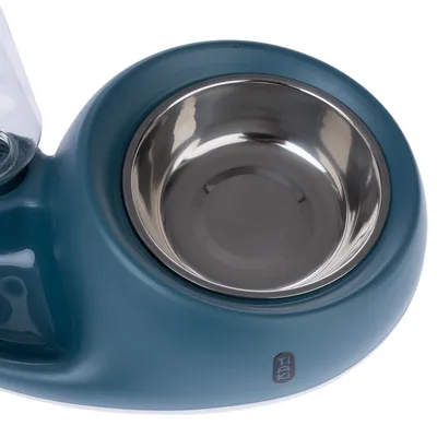 Futternapf aus Edelstahl in blauem Kunststoffhalter mit integriertem Wasserspender. Sichtbares Logo: TIAKI.