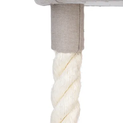 Detailweergave van een wit, gedraaid touw met stoffen bekleding aan het bovenste uiteinde. Materiaal: natuurtouw en grijze stof.