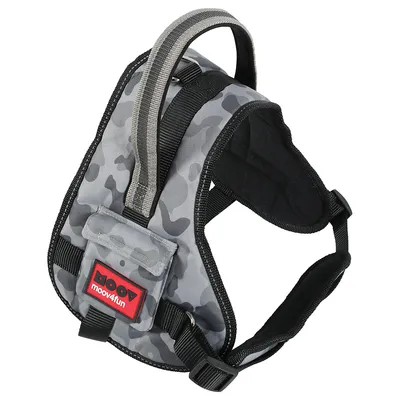 Harnais pour chien gris camouflage avec poignée, poche avant et étiquette rouge moov4fun visible. Boucles de réglage en plastique noir.