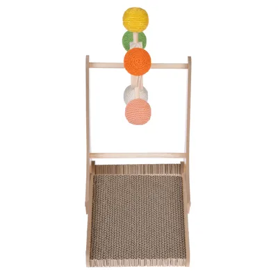 Arbre à chat en bois avec griffoir en carton ondulé et quatre boules colorées en corde (jaune, vert, orange, blanc) suspendues sur une structure verticale.