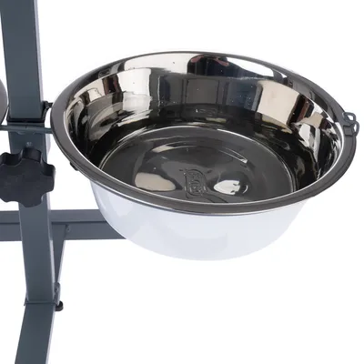 Einstellbarer Futterständer mit Edelstahl-Napf, geeignet für Hunde und Katzen. Robuste Metallhalterung mit Drehknopf zur Höhenverstellung.