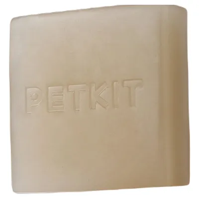Bloc beige avec inscription PETKIT en relief, matériau plastique visible.