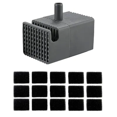 Schwarzer Wasserfilter mit rechteckigem Gehäuse und austauschbaren Filterschwämmen, 12 Ersatzschwämme abgebildet.