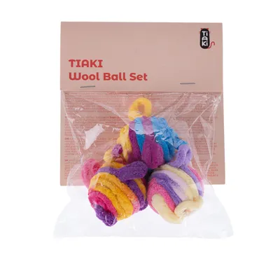 TIAKI Wool Ball Set, mingi colorate din lână în ambalaj, potrivite ca jucărie. Numele mărcii TIAKI vizibil pe ambalaj.