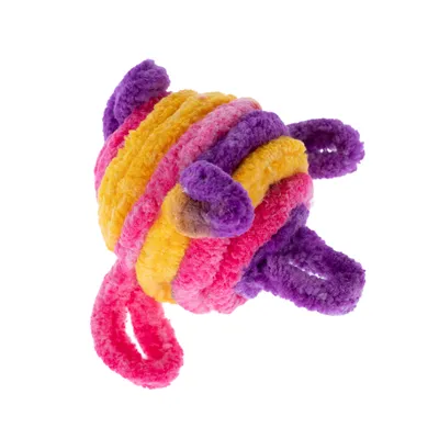 Jucărie colorată din material textil moale, în culorile galben, roz și mov, cu mai multe bucle.