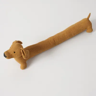 Langes, braunes Stoffspielzeug in Form eines Hundes mit gestickten Augen und Nase.