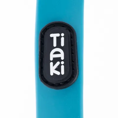 Tiaki. Nome del marchio su un'etichetta nera con scritta bianca, applicata a un prodotto blu.