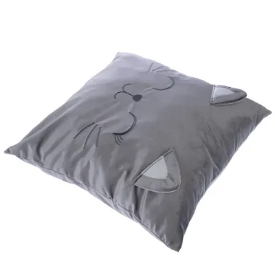 Graues Kissen mit Katzenmotiv, inklusive gesticktem Gesicht und applizierten Ohren. Rechteckige Form, weiche Oberfläche.