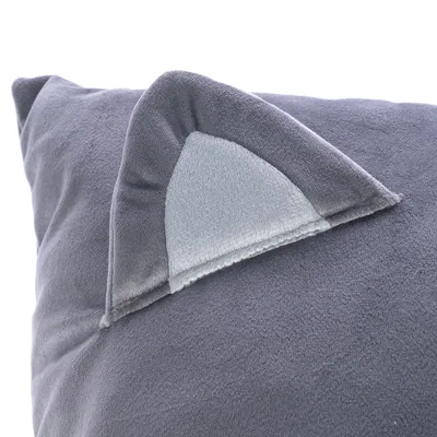 Graues Kissen mit Stoffapplikation in Form einer Tierohrenspitze, weiche Oberfläche aus Fleece.