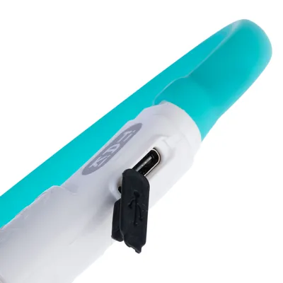 Detailansicht eines USB-Ladeanschlusses an einem türkis-weissen Gerät mit Schutzkappe.
