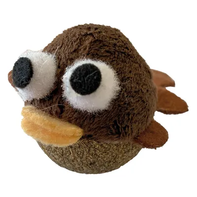 Jouet pour chat en forme d’oiseau, partie supérieure en tissu marron avec grands yeux blancs et noirs, bec jaune, base ronde de couleur brune, ailes latérales en tissu.