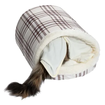 Tunnel pour chat à motif écossais beige et marron, intérieur en tissu doux crème, avec une queue de chat visible sortant de l’ouverture.