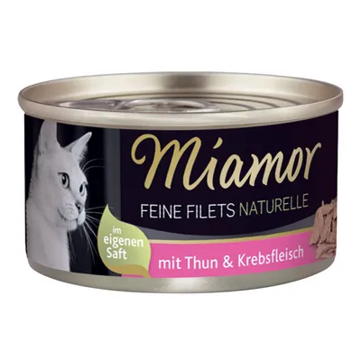 Miamor Feine Filets Naturelle, im eigenen Saft, mit Thun & Krebsfleisch. Bild på vit katt och filébitar synliga på burkens etikett. Text på tyska.