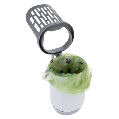 Contenedor de residuos gris con bolsa verde, impreso con huellas negras. Adecuado para la eliminación de desechos de mascotas.
