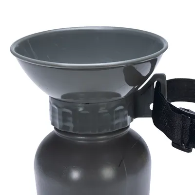 Graue Trinkflasche mit integriertem faltbarem Napf und verstellbarem Klettverschluss für unterwegs.