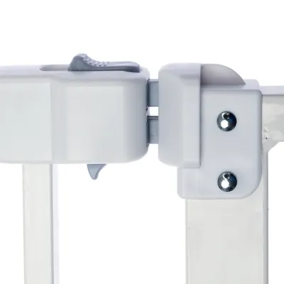 Gros plan sur le mécanisme de verrouillage d'une barrière de sécurité en métal blanc avec bouton gris et vis visibles.