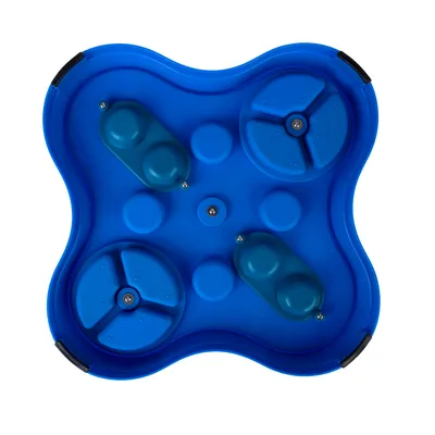 Plateau interactif bleu en plastique avec compartiments ronds et couvercles mobiles, conçu pour animaux. Forme carrée aux bords arrondis, éléments vissés visibles.