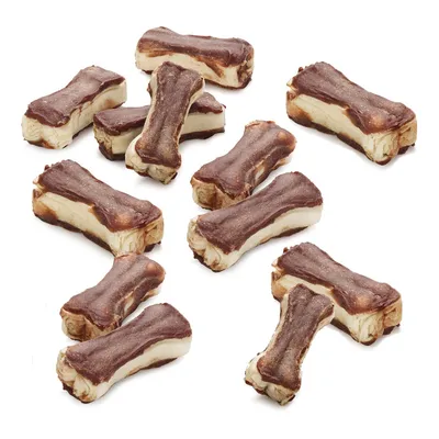 Plusieurs friandises en forme d’os, bicolores marron et beige, disposées sur fond blanc. Aucun emballage ou texte visible.