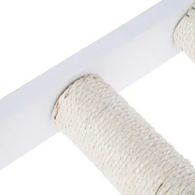 Detailní pohled na škrabadlo z bílého sisalu s bílým dřevěným držákem.
