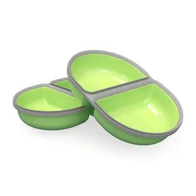 Set van drie groene voerbakken met grijze rand, elk verdeeld in twee compartimenten. Materiaal: plastic. Geen merknaam zichtbaar.